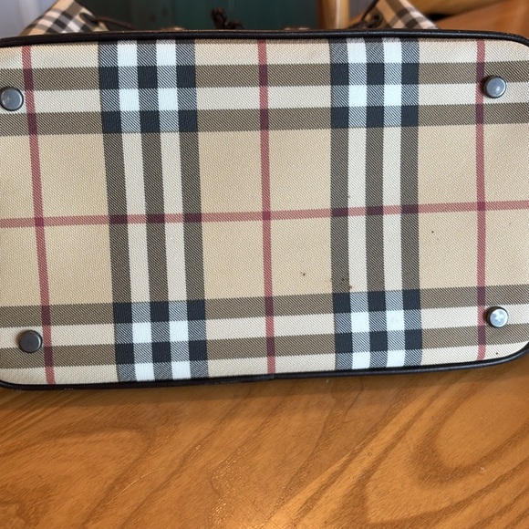 Burberry plaid bucket bag in excellent condition - Picture 10 of 15